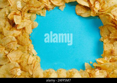 I cibi fritti sono dannosi per la salute. Mangiare sano. Patatine fritte. Cibi non sani. Spazio vuoto per il testo. Foto Stock