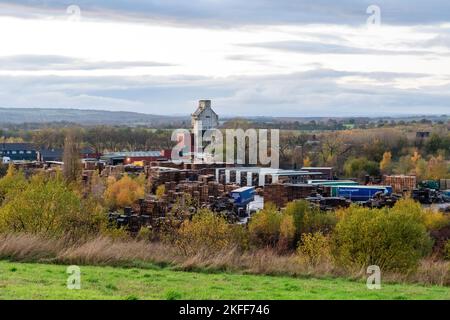 Paesaggio industriale nel nord dell'Inghilterra con pallet cantiere e resti su Monckton Colliery, ex città mineraria di carbone di Royston, South Yorkshire, Regno Unito Foto Stock