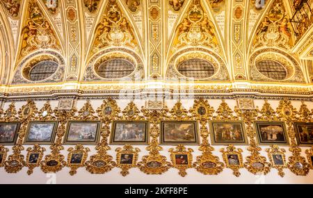 Siviglia, Spagna - 12 novembre 2022: Muro del corridoio all'interno della Chiesa di San Luis de los Franceses di architettura barocca del 18th ° secolo Foto Stock