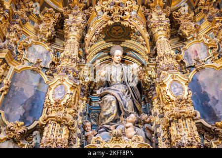 Siviglia, Spagna - 12 novembre 2022: Pala d'altare di San Francisco de Borja all'interno della Chiesa di San Luis de los Franceses di architettura barocca da t Foto Stock