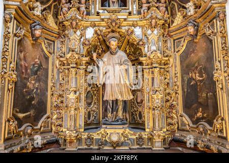 Siviglia, Spagna - 12 novembre 2022: Pala d'altare di San Giovanni Francesco Regis all'interno della Chiesa di San Luis de los Franceses di architettura barocca da Foto Stock