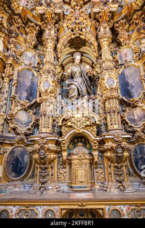 Siviglia, Spagna - 12 novembre 2022: Pala d'altare di San Francisco de Borja all'interno della Chiesa di San Luis de los Franceses di architettura barocca da t Foto Stock