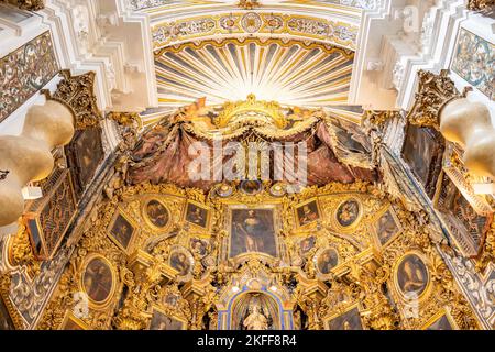 Siviglia, Spagna - 12 novembre 2022: Dettaglio del velo scolpito in pietra nella parte superiore della pala d'altare all'interno della Chiesa di San Luis de los France Foto Stock