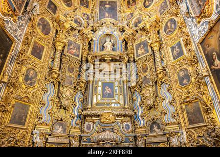 Pala d'altare all'interno della Chiesa di San Luis de los Franceses di architettura barocca dal 18th ° secolo nel suo Foto Stock