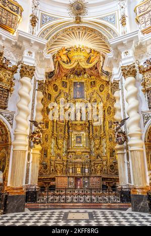 Siviglia, Spagna - 12 novembre 2022: Pala d'altare all'interno della Chiesa di San Luis de los Franceses di architettura barocca dal 18th ° secolo nel suo Foto Stock