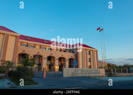 Yerevan, Armenia - 27 ottobre 2022: Edificio della scuola di amicizia armeno-cinese al tramonto, con pareti dai colori caldi durante l'ora magica, ora d'oro Foto Stock