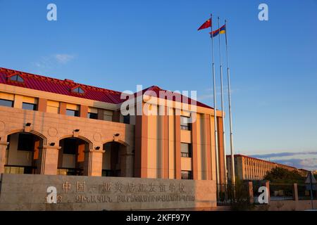 Yerevan, Armenia - 27 ottobre 2022: Edificio della scuola di amicizia armeno-cinese al tramonto, con pareti dai colori caldi durante l'ora magica, ora d'oro Foto Stock