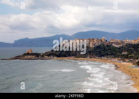 Il magnifico borgo antico di Sperlonga, in provincia di Latina in Italia con la spiaggia sottostante, nella costa laziale. Foto Stock