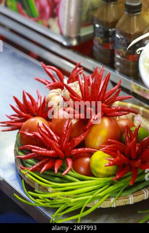 chili, patate, limone in mostra ho thi ky strada, ho chi minh città, vietnam Foto Stock