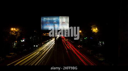 Yerevan, Armenia - 27 ottobre 2022: Sentieri leggeri da auto che passano da un banner pubblicitario di strada, che chiama a non inquinare l'ambiente con pl Foto Stock
