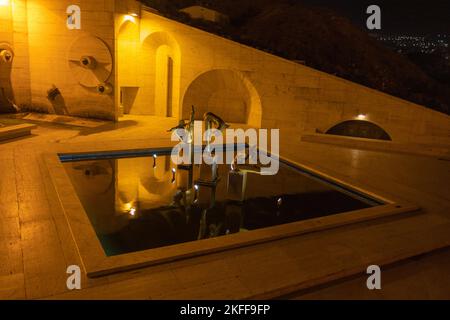 Yerevan, Armenia - 27 ottobre 2022: Statue illuminate di subacquei riflesse in una fontana, nel mezzo di Cascade, in serata Foto Stock