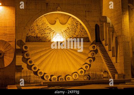Yerevan, Armenia - 27 ottobre 2022: Scultura illuminata di un uccello con ampie ali, nel mezzo di Cascade, in serata Foto Stock
