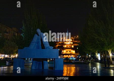 Yerevan, Armenia - 27 ottobre 2022: Statua di Alexander Tamanyan, architetto capo di Yerevan, sullo sfondo di Cascade di notte, sera Foto Stock