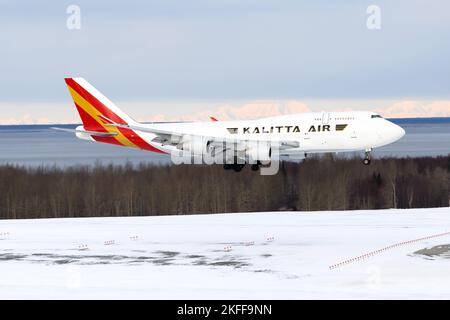 Kalitta Air Cargo Boeing 747 atterraggio aereo da cargo. Velivolo da carico di grandi dimensioni 747-400F. Aereo 747F arrivo all'aeroporto di Anchorage coperto di neve. Foto Stock