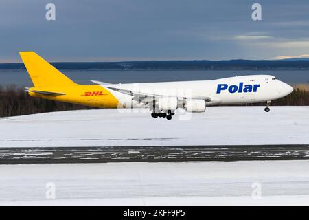 Aereo Polar Air Cargo Boeing 747-8F che atterra all'aeroporto di Anchorage. Aereo 747-8 per il trasporto di merci di Polar Air. Piano N857GT. Foto Stock