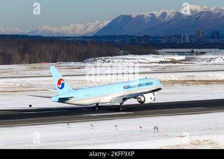 Atterraggio di aerei Boeing 777 Korean Air Cargo. Aereo 777 per il trasporto di merci. Aereo da cargo di KoreanAir all'arrivo in aeroporto. Foto Stock