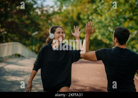 Runner che danno alti cinque a vicenda Foto Stock