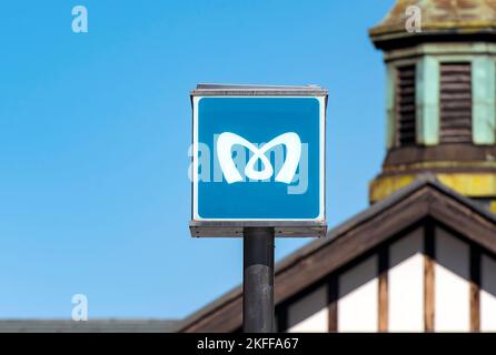 TOKYO - 05 GENNAIO: Emblema della metropolitana di Tokyo o della metropolitana di Tokyo come lettera M sulla stazione di Harajuku il 05 gennaio. 2017 in Giappone Foto Stock