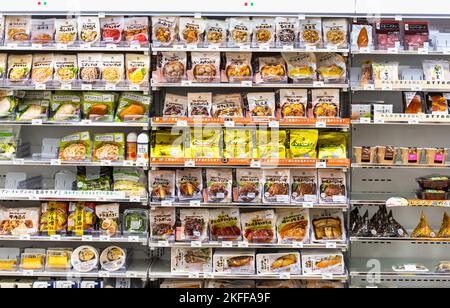 TOKYO - 05 GENNAIO: Scaffali con cibo e bevande in un negozio di alimentari, negozio di alimentari a Tokyo il 05 gennaio. 2017 in Giappone Foto Stock