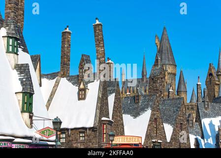 OSAKA - GENNAIO 10: Tetti di case coperte di neve nel Villaggio di Hogsmeade di Harry Potter attrazioni a tema agli Universal Studios Adventure parco a tema in O. Foto Stock