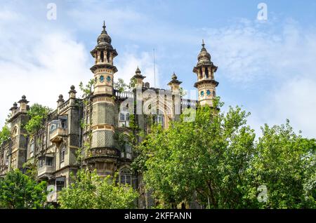 Vecchia architettura coloniale britannica abbandonata, casa appartamento vivente a Mumbai o Bombay, India Foto Stock