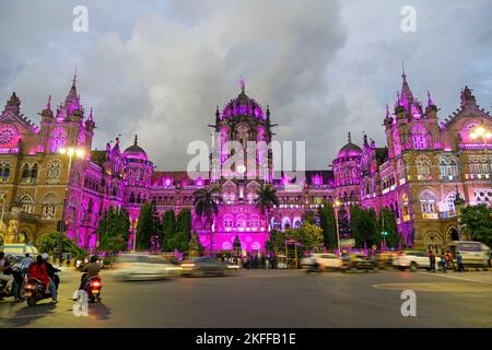 Vista notturna del Chhatrapati Shivaji Maharaj Terminus del Victoria Terminus con illuminazione a Mumbai, India Foto Stock