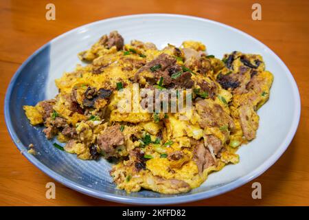 Un delizioso piatto cinese, uova strapazzate con frattaglie di pesce Foto Stock