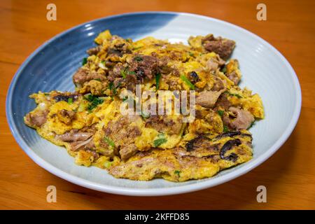 Un delizioso piatto cinese, uova strapazzate con frattaglie di pesce Foto Stock