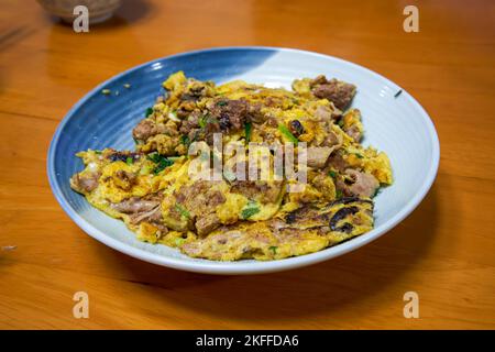 Un delizioso piatto cinese, uova strapazzate con frattaglie di pesce Foto Stock