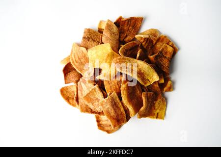 Banana dolce o patatine di plantain isolato - spuntini tradizionali dal kerala, fuoco selettivo Foto Stock