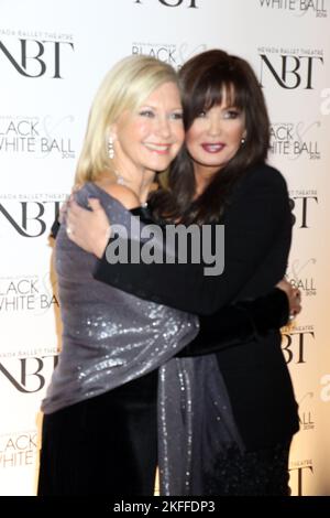 Olivia Newton John, Marie Osmond, che partecipa al Nevada Ballet Theatre, premia Olivia Newton-John come "Donna dell'anno" del 2016 al Black & White Ball 32nd di Wynn a Las Vegas, USA. Foto Stock