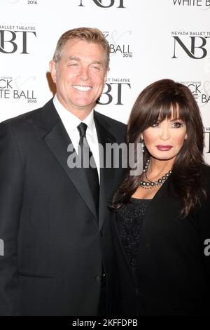 Marie Osmond, Stephen Craig, che partecipa al Nevada Ballet Theatre, premia Olivia Newton-John come "Donna dell'anno" del 2016 al Black & White Ball 32nd di Wynn a Las Vegas, USA. Foto Stock