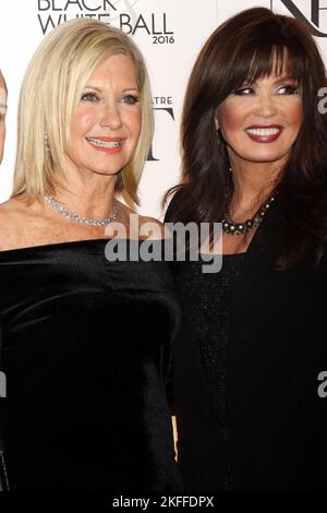 Olivia Newton John, Marie Osmond, che partecipa al Nevada Ballet Theatre, premia Olivia Newton-John come "Donna dell'anno" del 2016 al Black & White Ball 32nd di Wynn a Las Vegas, USA. Foto Stock