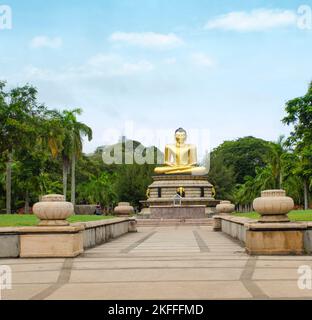 La statua del Buddha d'oro si trova nel Parco Viharamahadevi, un parco pubblico situato a Colombo, Sri Lanka. Foto Stock