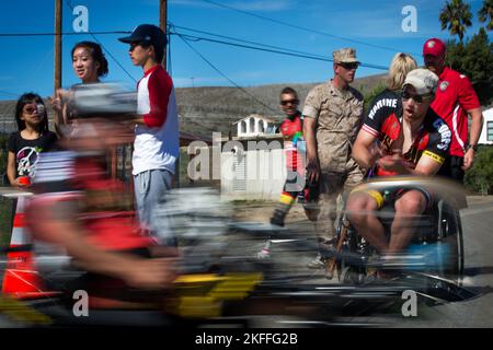 Il veterano marino Richard Stalder, di Muenster, Texas, esalta i ciclisti che si avvicinano al traguardo durante le prove del corpo dei Marine del 2014 al corpo dei Marine B. Foto Stock