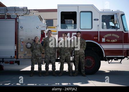 Da sinistra a destra, l'aviatore dell'aeronautica statunitense Riley Holland, l'aviatore Abel Cockerman, l'aviatore Rocco Lucchesi e l'aviatore Christopher Lima-Gibbons, specialisti della protezione antincendio del 60th Civil Engineer Squadron, si riuniscono per una foto alla Travis Air Force base, California, 14 settembre 2022. Il 60th CES ha iniziato a indossare una patch morale a sostegno del mese di prevenzione del suicidio. 60th CES,No One Fights alone,Suicide Prevention Month,vigili del fuoco,morale,patch, Foto Stock