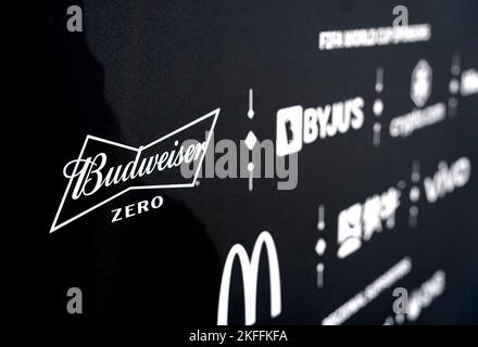 Una visione generale della segnaletica di Budweiser Zero in vista della Coppa del mondo FIFA 2022 in Qatar. La vendita di alcolici ai tifosi degli stadi della Coppa del mondo in Qatar è stata vietata con soli due giorni di tempo fino all'inizio del torneo. I fan non potranno più acquistare Budweiser, che sarebbe stata l'unica bevanda alcolica disponibile per i fan grazie alla sua sponsorizzazione di FIFA. Data immagine: Venerdì 18 novembre 2022. Foto Stock