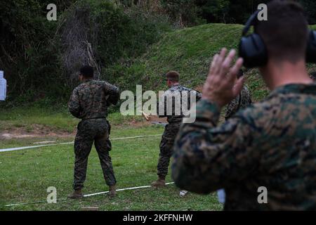 Un allenatore di gamma del corpo Marino degli Stati Uniti dà il segnale affinchè Marines spari ai loro obiettivi usando una pistola M9 durante una gamma di qualificazione della pistola durante l'esercizio UNITAS LXIII in Ilha do Governatador, Rio de Janeiro, 14 settembre 2022. UNITAS è l'esercizio marittimo multinazionale annuale più lungo al mondo, che si concentra sul miglioramento dell'interoperabilità tra più nazioni e forze congiunte durante le operazioni litorali e anfibie, al fine di costruire partnership regionali esistenti e creare nuove relazioni durature che promuovano la pace, la stabilità, E la prosperità nella zona del Southern Command degli Stati Uniti Foto Stock