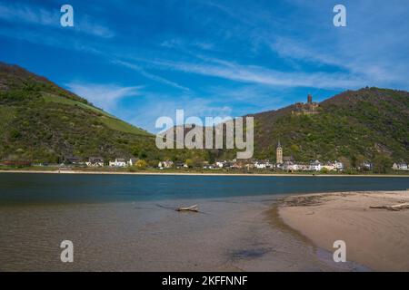 La bella vista del villaggio di Wellmich e Maus Castello sulla collina. Germania. Foto Stock