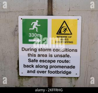 Firma sul nuovo muro di mare a Dawlish, South Devon. Foto Stock