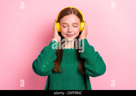 Primo piano ritratto foto di giovane ragazza sognante rilassato occhi chiusi ascoltare musica jazz chilling pausa pausa pausa tenere auricolari isolati di colore rosa Foto Stock