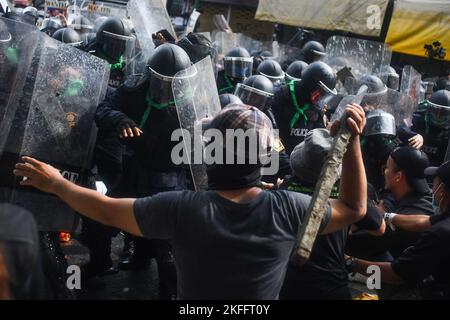 Bangkok, Thailandia. 18th Nov 2022. I manifestanti si scontrano con la polizia antisommossa durante un gruppo di attivisti politici che si chiamano ''Ratsadon stop APEC 2022''' hanno spostato le loro truppe fuori dalla piazza della città. Di fronte al Municipio di Bangkok (Bangkok) è stato utilizzato come luogo per stabilirsi e sedersi a partire dal 16 novembre 2022, prima di raggiungere a piedi la sede del vertice APEC. Per inviare una lettera ai leader di varie nazioni che partecipano all'incontro. (Credit Image: © Vichan Poti/Pacific Press via ZUMA Press Wire) Foto Stock