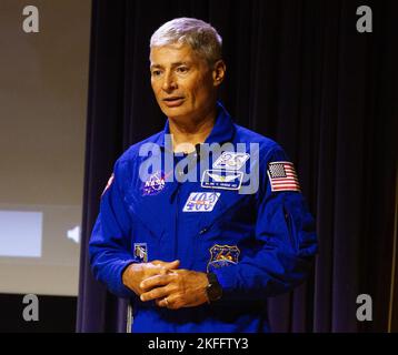 Il corpo dei cadetti riempì sia gli auditorium Arnold che Robinson per partecipare alle conferenze serali degli astronauti della NASA Andrew Morgan (pagina successiva) e Mark Vande Hei (sopra) rispettivamente il 8 e il 14 settembre presso l'Accademia militare degli Stati Uniti. Foto Stock