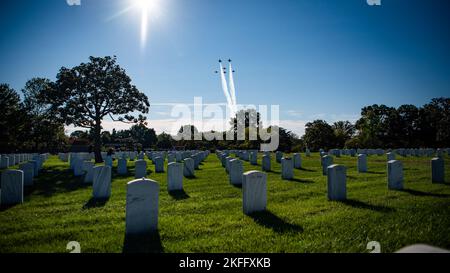 Lo squadrone di dimostrazione dell'aria dell'aeronautica degli Stati Uniti, conosciuto come i Thunderbirds, esegue la prima formazione doppia dell'uomo mancante sopra il cimitero nazionale di Arlington, Virginia, 14 settembre 2022. Il cavalcavia ha onorato i gemelli Thunderbirds membri, il Lt. Gen. Charles Pattillo e il Gen. Bill Pattillo, che volarono come i primi piloti delle ali destra e sinistra quando la squadra fu commissionata nel 1953. Foto Stock