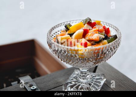 Macedonia di frutta fresca come concetto di alimentazione sana e dieta  naturale, frutta organica mista in una ciotola Foto stock - Alamy