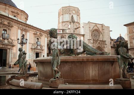 VALENCIA, SPAGNA - 16 ottobre 2022: Fontana Rio Turia in Piazza della Vergine Santa Maria, Cattedrale di Valencia, Basilica di Virgen l'indifeso. Foto Stock