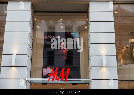 Vienna, Austria - 14 ottobre 2022: Esposizione di un negozio di abbigliamento HM in via Karntner, una via commerciale a Vienna, Austria Foto Stock