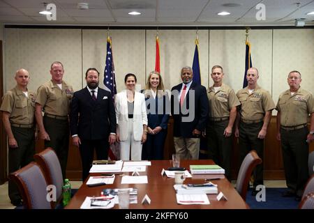 I membri della Camera di Commercio di Albany Area si riuniscono con l'Assistente Segretario della Marina per l'energia, gli impianti e l'ambiente, l'onorevole Meredith Berger; il tenente generale Edward D. Banta, vice comandante, installazioni e logistica (i&L); il maggiore generale (MajGen) Keith D. Reventlow, comandante generale, il comando della logistica del corpo Marino (LOGCOM); Maxwell, generale comandante, comando installazioni corpo Marino; generale Brigadier Forrest C. Poole, vice comandante, i&L; e colonnello Michael J. Fitzgerald, ufficiale comandante, corpo Marino Logistica Ba Foto Stock