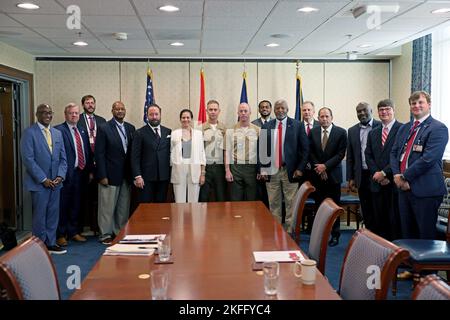 I membri della Camera di Commercio di Albany Area si riuniscono per una foto con il colonnello Michael J. Fitzgerald, comandante, Marine Corps Logistics base (MCLB) Albany, E il generale maggiore Keith D. Reventlow, generale comandante, Marine Corps Logistics Command (LOGCOM), durante il loro 18th° incontro annuale con la leadership del corpo Marino a Washington D.C. il 15 settembre 2022. La Camera di Commercio di Albany Area ha incontrato la leadership del corpo Marino e la delegazione del Congresso della Georgia per discutere come le iniziative attuali e future di MCLB Albany e LOGCOM si allineino con la posizione della forza globale. La visita furt Foto Stock