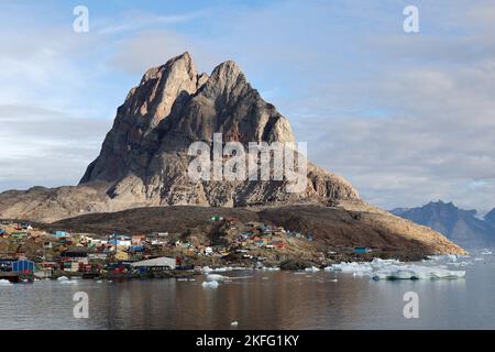 Vista sulla città groenlandese di Uummannaq con la sua roccia caratteristica Foto Stock